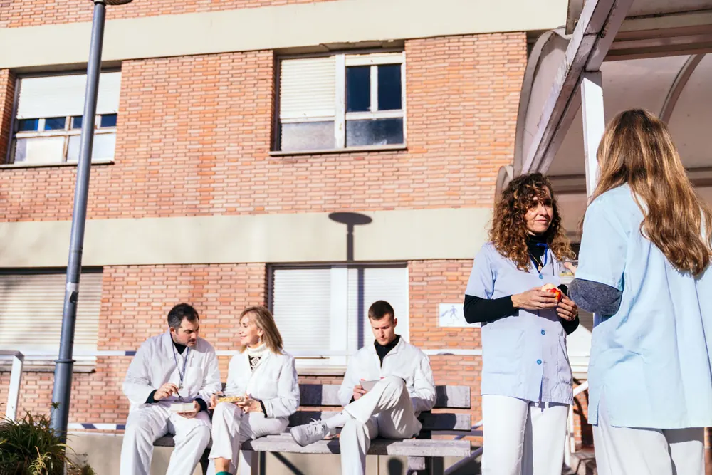 Personnel médical en pause déjeuner à l’extérieur