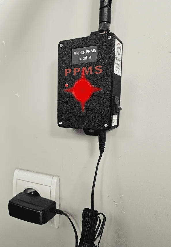 Module PPMS fixé au mur, en alerte intrusion